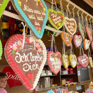 Lebkuchenherzen an eine Stand des Kreuznacher Jahrmarktes.