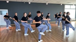 Die Tanzgruppe "No Risk No Fun" hat sichtlich Spaß beim Training für die Weltmeisterschaft.