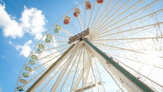 Das Riesenrad "Juwel" wird für das Backfischfest Worms aufgebaut.