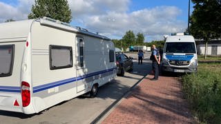 Die Verkehrsdirektion Mainz kontrolliert auf der A61 bei Alzey mehrere Wohnwagen und Wohnmobilen.