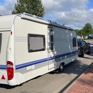 Die Verkehrsdirektion Mainz kontrolliert auf der A61 bei Alzey mehrere Wohnwagen und Wohnmobilen.