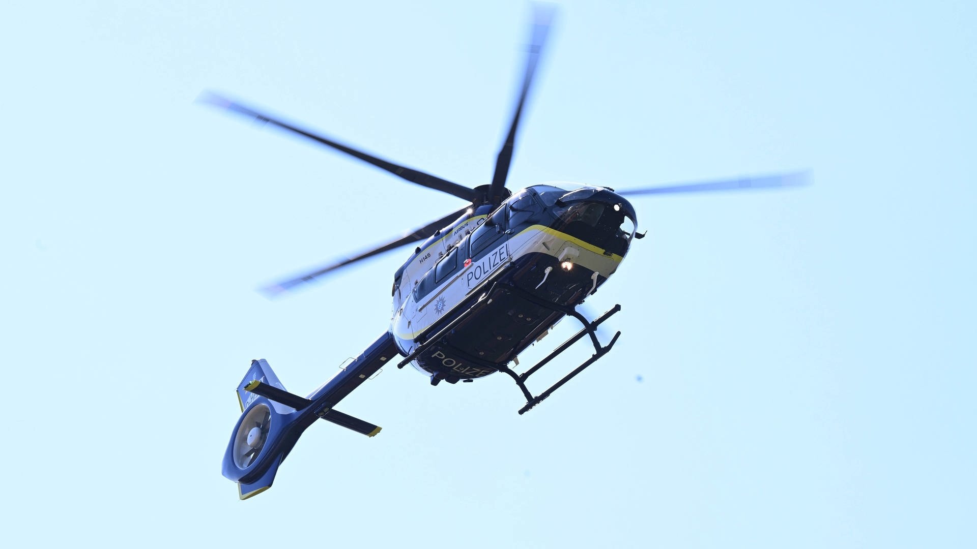 Neue Polizeihubschrauber f&uuml;r RLP &uuml;ben in Mainz