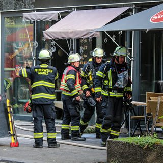 Bei einem Feuer in einem Restaurant in Mainz waren 27 Feuerwehrleute im Einsatz.