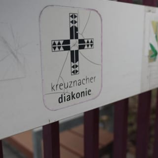 Am Wochenende waren in einem Wohnheim der Kreuznacher Diakonie so wenig Mitarbeitende da, dass die Eltern gebeten worden sind, ihre beeinträchtigten erwachsenen Kinder nach Hause zu holen. 