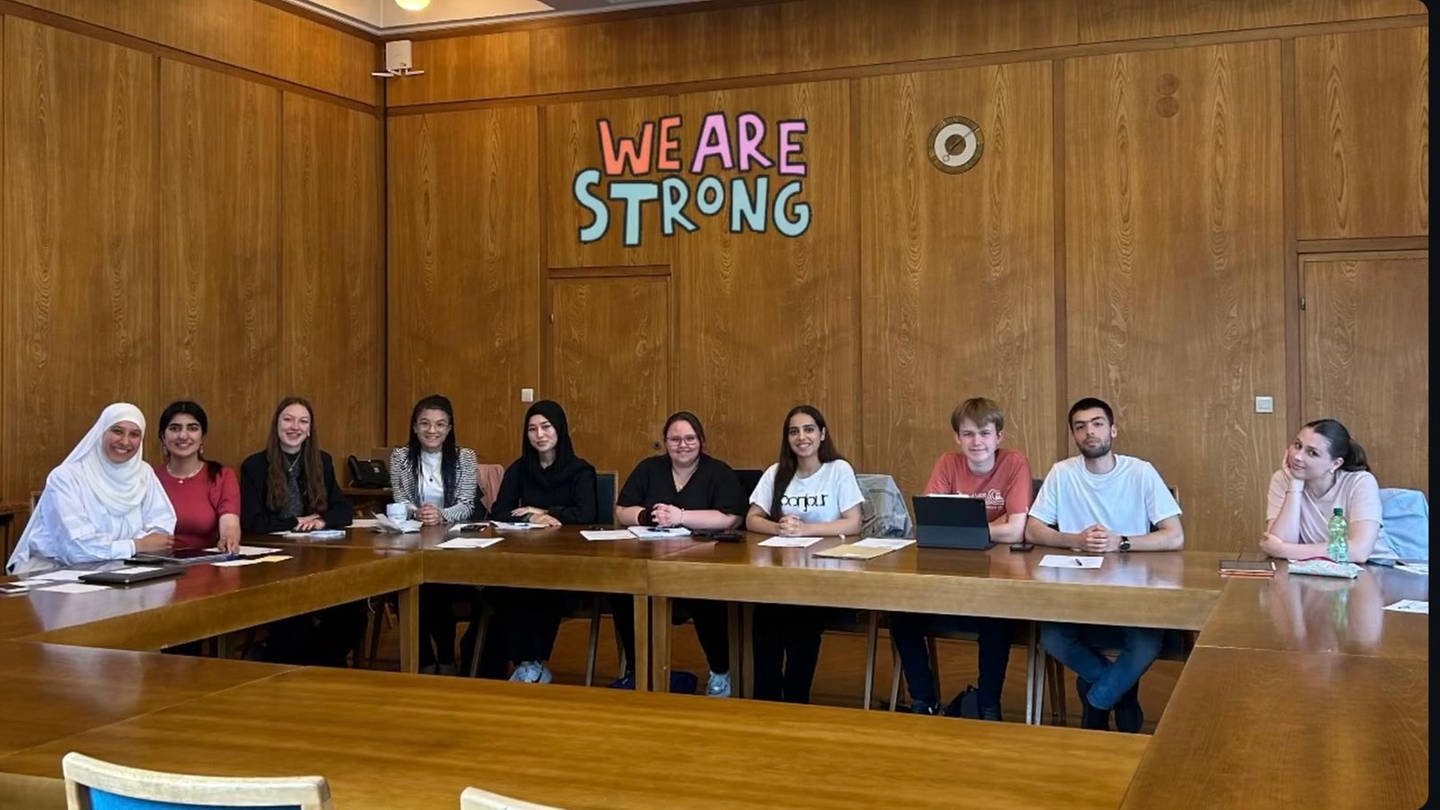 Ein Teil des neugewählten Jugendparlaments sitzt am Tisch in einem Sitzungssaal im Wormser Rathaus