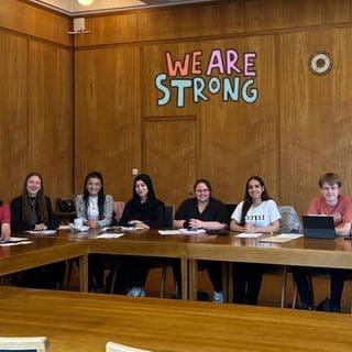 Ein Teil des neugewählten Jugendparlaments sitzt am Tisch in einem Sitzungssaal im Wormser Rathaus