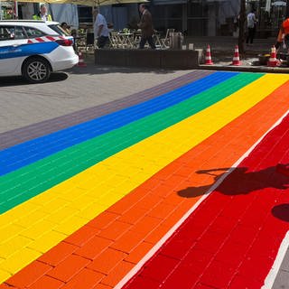 Mainz hat jetzt einen Regenbogen-Zebrastreifen