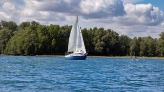 Auf dem Rhein bei Bingen ist nun doch wieder Wassersport erlaubt (Symbolbild).