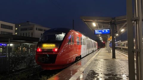 Dieser Zug am Bahnhof in Kaiserslautern fährt wegen eines Erdrutsches nur bis Bad Kreuznach - Foto vom Mittwochmorgen