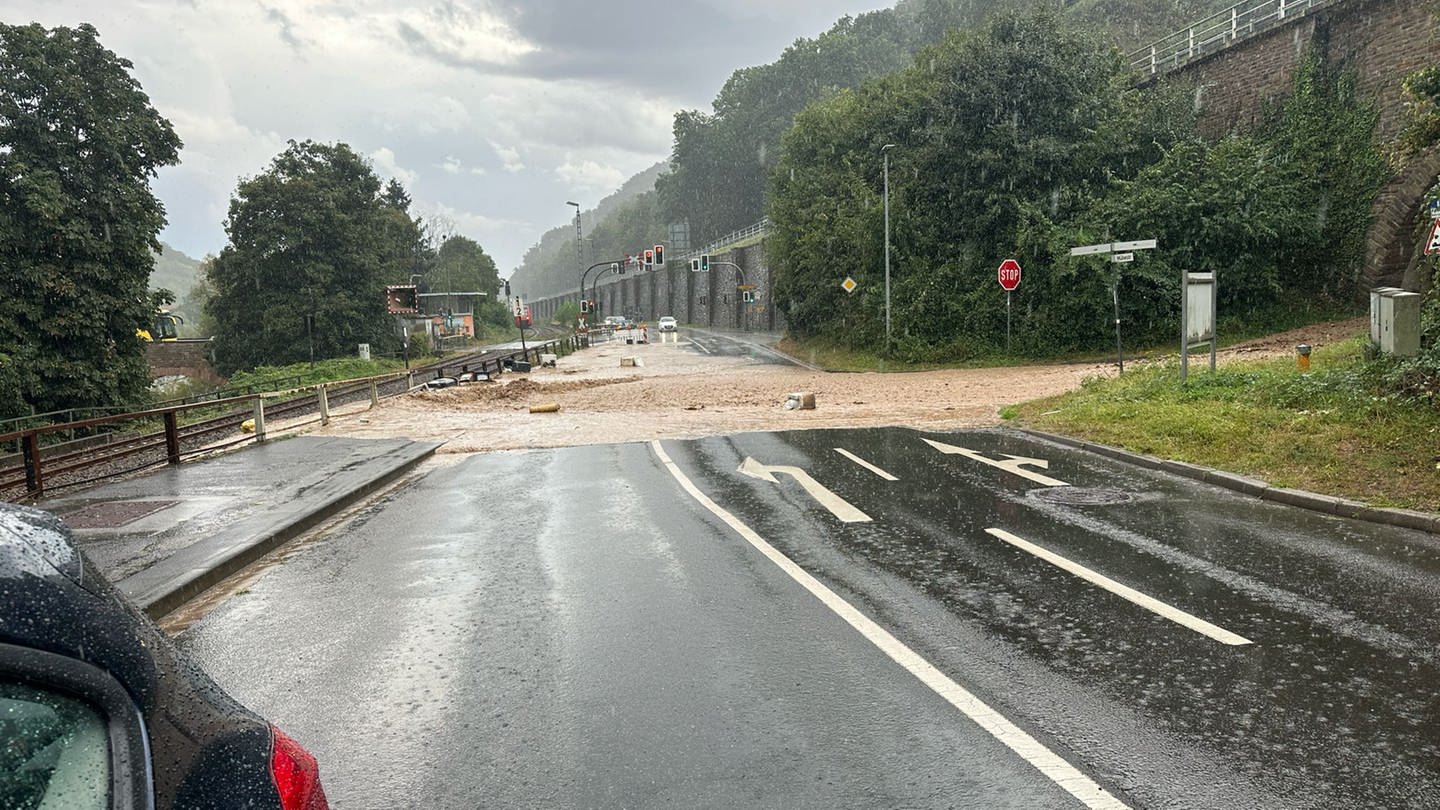 Starkregen hat in Bingerbrück Geröll auf die Straßen gespült.