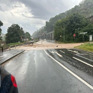 Starkregen hat in Bingerbrück Geröll auf die Straßen gespült.