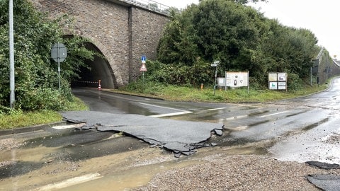 Das Wasser des Mühbachs hat den Asphalt bei Bingerbrück beschädigt.