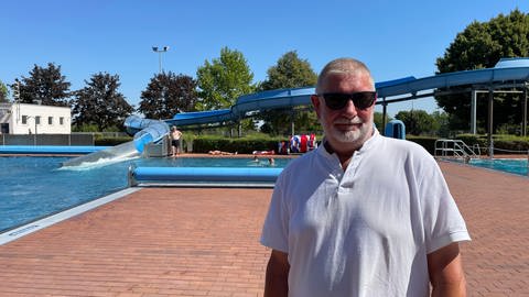 Der Betriebsleiter Willi Ehret vom Wartbergbad in Alzey hofft auf viele Besucher im September.