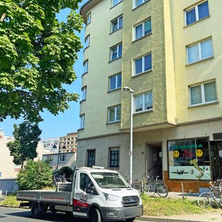 Ein Mehrfamilienhaus in der Wallaustraße in Mainz droht einszustürzen. Alle Bewohner mussten raus. Das hat das Bauamt der Stadt angeordnet.