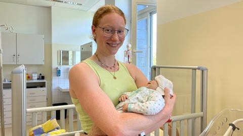 Pflegeschülerin Sarah Weizel kann auch an einer Baby-Patientenpuppe üben.