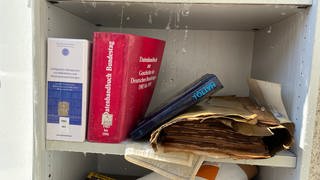 Bücher der Stadtbibliothek liegen im Wasser: Sie sind Teil der Notfall-Übung "Wasserschaden in der Stadtbibliothek Mainz"