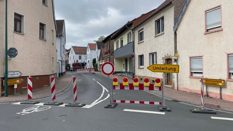 Die Straße in Nackenheim ist abgesperrt. Ab Montag beginnen die Reparaturarbeiten.