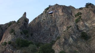 Am Rotenfels hat ein Rettungshubschrauber einen abgestürzten Kletterer mit Seilwinde nach oben gezogen.