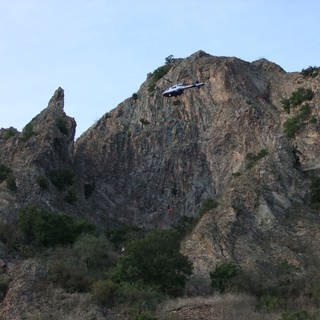 Am Rotenfels hat ein Rettungshubschrauber einen abgestürzten Kletterer mit Seilwinde nach oben gezogen.