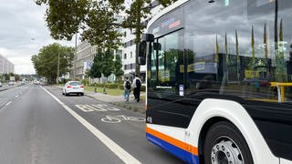 Immer wieder müssen Busse ausweichen, weil Fahrzeuge auf der Busspur stehen. Das führt zu Verspätungen.