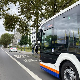 Immer wieder müssen Busse ausweichen, weil Fahrzeuge auf der Busspur stehen. Das führt zu Verspätungen.