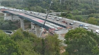 Die Webcam der Autobahn GbmH zeigt die Sperrung einer Spur der A66 auf der Salzbachtalbrücke bei Wiesbaden.