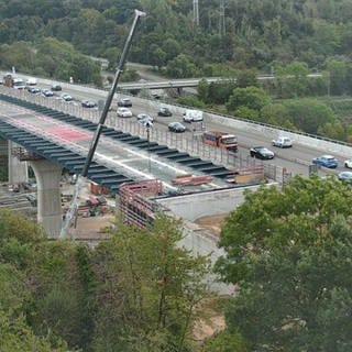 Die Webcam der Autobahn GbmH zeigt die Sperrung einer Spur der A66 auf der Salzbachtalbrücke bei Wiesbaden.