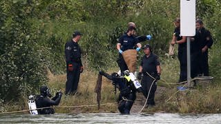 Die Polizei ist nach dem Fund einer Leiche auf Spurensuche am Rheinufer in Worms-Rheindürkheim.