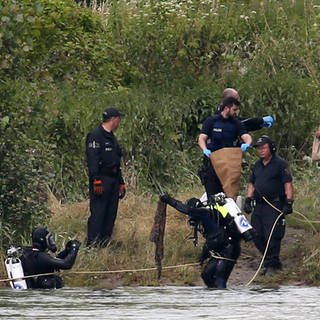 Die Polizei ist nach dem Fund einer Leiche auf Spurensuche am Rheinufer in Worms-Rheindürkheim.