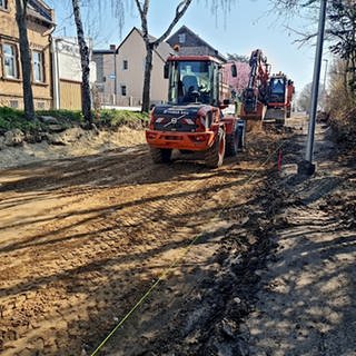 Bagger stehen auf einer Straße in Monsheim, der Beton wurde bereits entfernt.