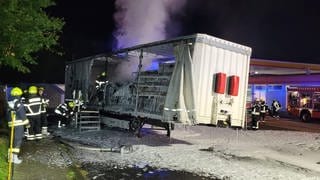 Der Auflieger des Lkw an der Raststätte Hunrück-Ost wird gelöscht