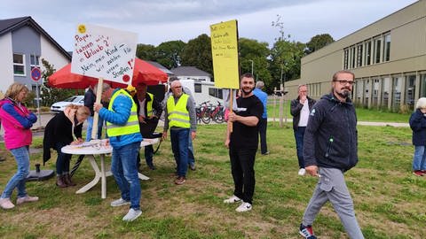 Demo vor der Rheinhessenhalle in Monsheim.