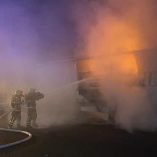 Die Feuerwehr löscht einen brennenden Lkw auf der Raststätte Hunsrück Ost.