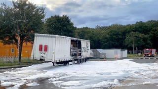 Der Auflieger des Lkw steht immer noch an A61 auf Rastanlage Hunsrück Ost