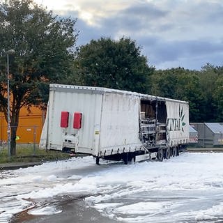 Der Auflieger des Lkw steht immer noch an A61 auf Rastanlage Hunsrück Ost