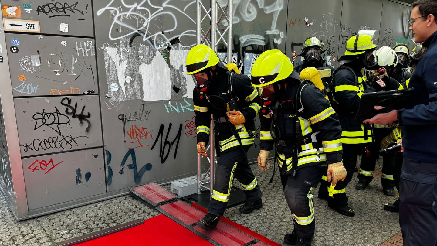 Feuerwehrleute an der Startlinie des Towerruns: Jetzt müssen sie 407 Stufen hochlaufen - mit 25 Kilogramm Ausrüstung.