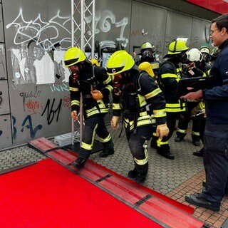 Feuerwehrleute an der Startlinie des Towerruns: Jetzt müssen sie 407 Stufen hochlaufen - mit 25 Kilogramm Ausrüstung.