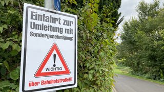 Ein Schild zeigt eine Umleitung: In Staudernheim müssen Autos jetzt eine großen Umweg fahren, weil eine Brücke saniert werden muss. 