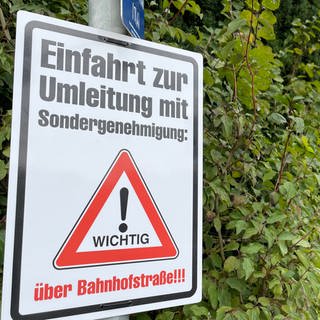 Ein Schild zeigt eine Umleitung: In Staudernheim müssen Autos jetzt eine großen Umweg fahren, weil eine Brücke saniert werden muss. 