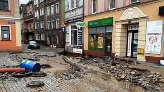 Die durch schwere Regenfälle verursachten Schäden sind in einer Straße im polnischen Glucholazy zu sehen. Das ist die Partnerstadt von Nieder-Olm. In Polen sorgen Unwetter weiterhin für massive Überschwemmungen. 