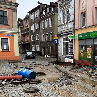 Die durch schwere Regenfälle verursachten Schäden sind in einer Straße im polnischen Glucholazy zu sehen. Das ist die Partnerstadt von Nieder-Olm. In Polen sorgen Unwetter weiterhin für massive Überschwemmungen. 