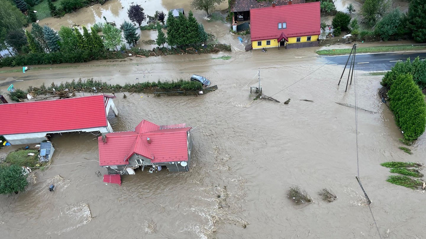 Häuser sind überflutet, Brücken eingerissen: Die rheinhessische Partnerregion Neisse in Polen ist schwer vom Hochwasser getroffen.