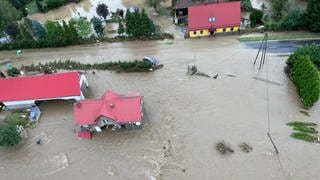 Häuser sind überflutet, Brücken eingerissen: Die rheinhessische Partnerregion Neisse in Polen ist schwer vom Hochwasser getroffen. 