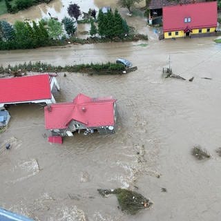 Häuser sind überflutet, Brücken eingerissen: Die rheinhessische Partnerregion Neisse in Polen ist schwer vom Hochwasser getroffen. 