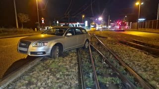 Ein Auto liegt im Gleisbett, eine Straßenbahn muss warten. In Mainz ist ein Autofahrer geflohen, nachdem er mit dem Wagen im Gleisbett hängen geblieben ist. 