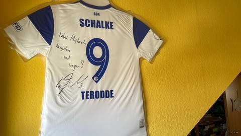 In der Wohnung von Michael Vietze und seiner Frau hängt ein Schalke-04-Trikot mit einer Widmung von Stürmer Simon Terodde.