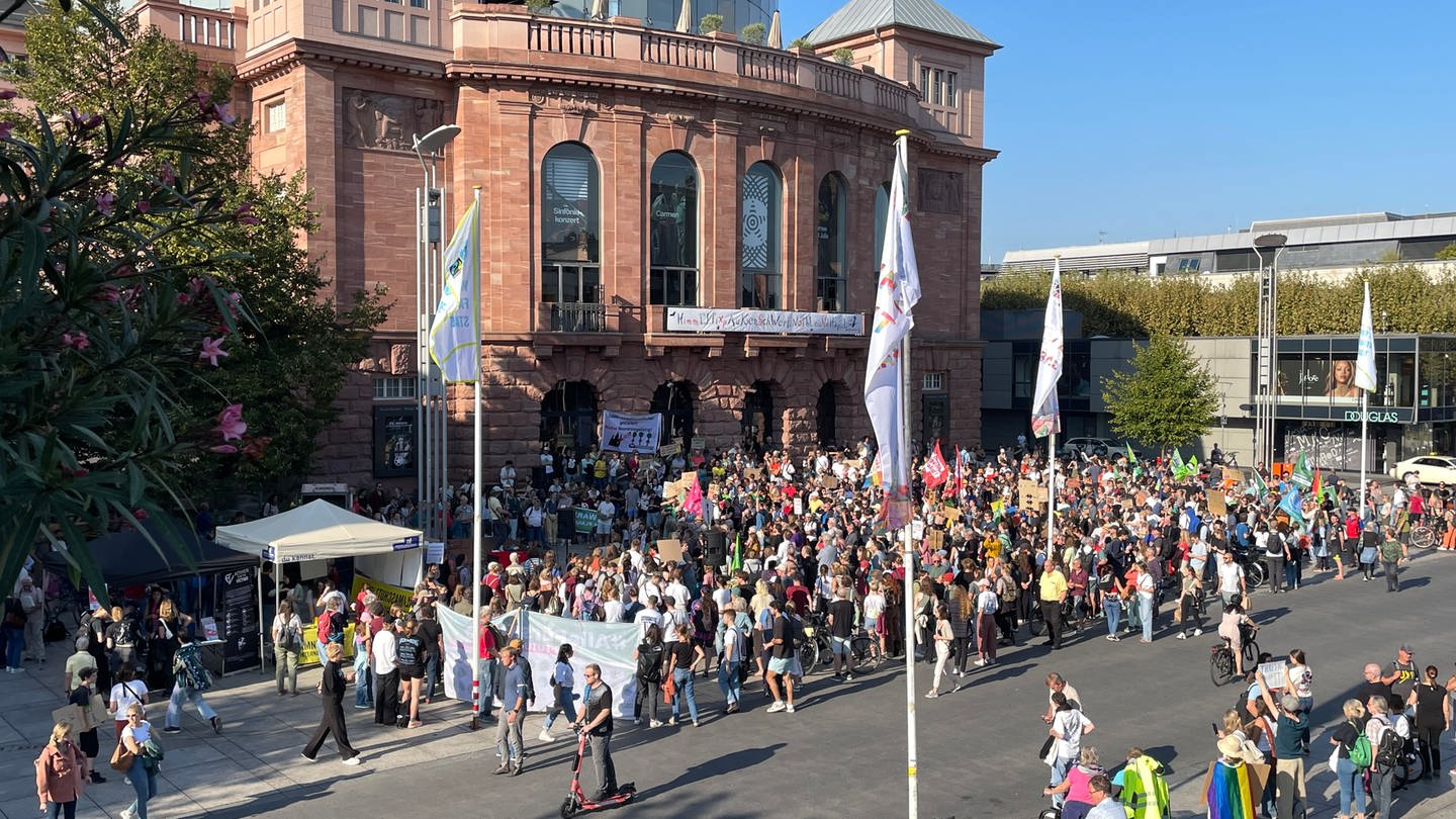 Etwa 1.000 Menschen haben sich vor dem Mainzer Theater zum Klimastreik von Fridays for Future zussammengefunden.