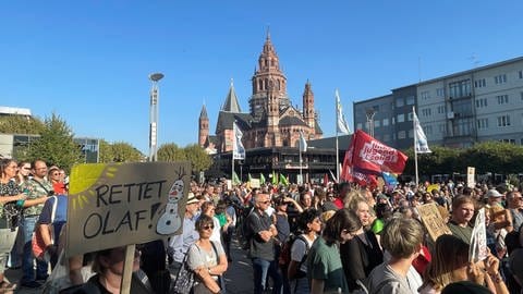 In Mainz nehmen Hunderte am "Globalen Klimastreik" von Fridays for Future teil. 