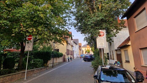 Gegen die Elterntaxis gibt es an der Neubornschule in Wörrstadt ein Einfahrtsverbot zu gewissen Zeiten. Das wirkt gegen die Elterntaxis.