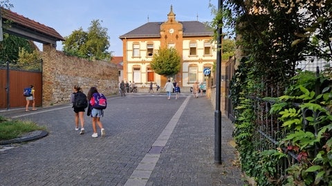 Das Einfahrtsverbot vor der Neubornschule in Wörrstadt hat Erfolg: Die Schülerinnen und Schüler können entspannt zur Schule laufen. 